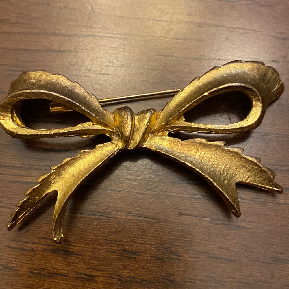 Vintage Gold Tone Broach unbranded Bow